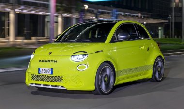Abarth 500e: электрический хот-хэтч с яркой внешностью и кучей «свистелок»