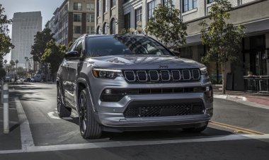 Jeep обновил Compass до 2023 модельного года: изменения затронули технику