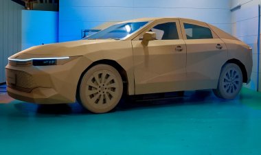 Посмотрите на полноразмерную копию Toyota Crown из картона