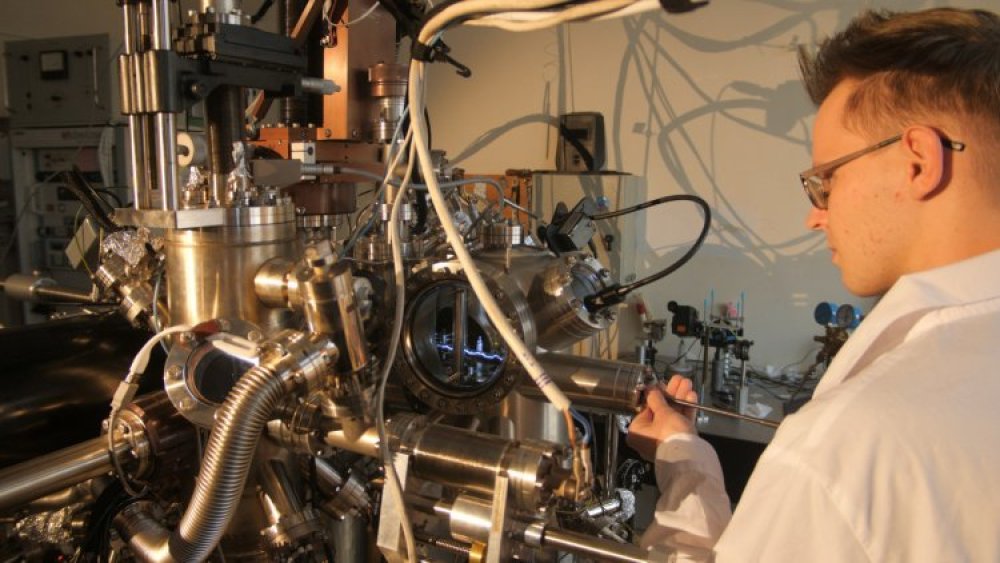 Юрий Вековшинин (один из авторов работы) перемещает образец внутри сверхвысоковакуумной камеры, оборудованной сканирующей туннельной микроскопией. Автор фотографии: Владислав Колчинский