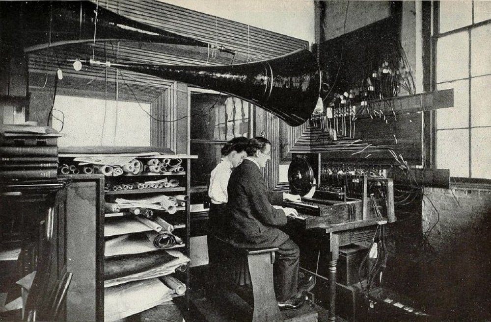 Комната с клавиатурой телармониума, 1906 г.