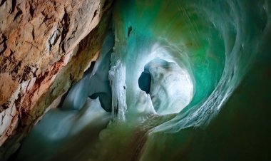 Айсризенвельт: где находится самая большая ледяная пещера
