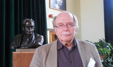 Частицы живут в узлах, поля – на ребрах