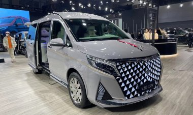 Mercedes-Benz V-класса в китайском тюнинге: гигантский «гриль», красное знамя и мрамор