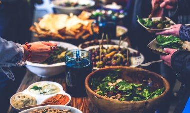 Главная ошибка, которую совершают люди за шведским столом