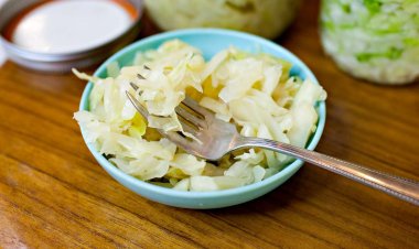 Хотите справиться с похмельем? Пейте сок квашеной капусты