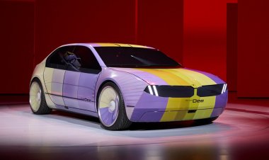 Седан BMW i Vision Dee: меняющий цвет кузов, нормальные «ноздри» и Шварценеггер