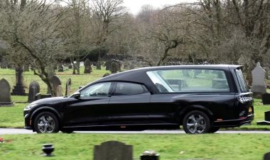 Ford Mustang Mach-E превратили в катафалк и лимузин