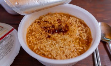 Почему лапша быстрого приготовления опасна для детей