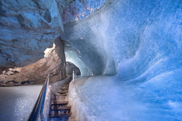 Айсризенвельт: где находится самая большая ледяная пещера