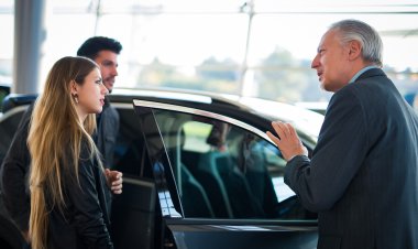 Дилеров будут штрафовать за навязывание допуслуг при продаже автомобилей