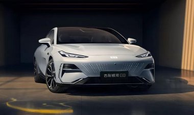 Geely показала очень обтекаемый бизнес-седан с рулем-штурвалом