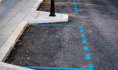 В 2023 году на 90 улицах Москвы появилась новая синяя разметка, обозначающая платную парковку