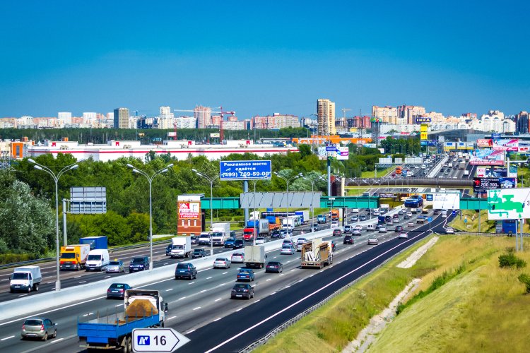 На 600 000 километров дорог в России нанесут разметку из отходов стекла