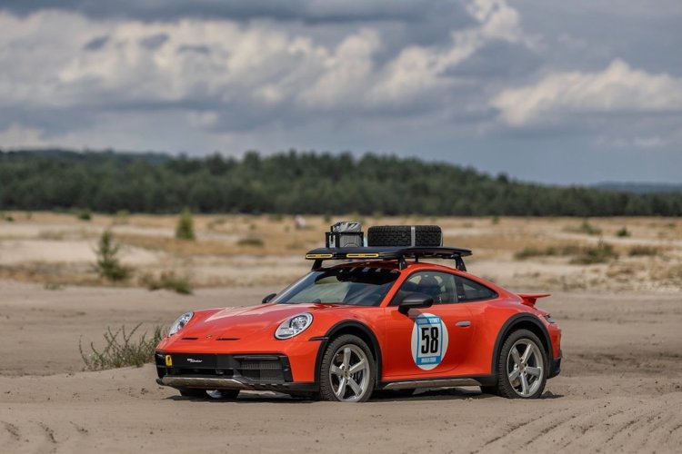 Компания Porsche представила внедорожный 911 Dakar в честь польских гонщиков