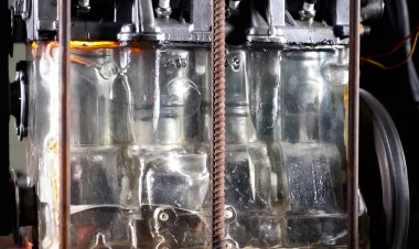 Российские блогеры вновь построили прозрачный двигатель из жидкого стекла и силикона