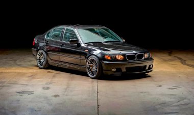 С аукциона продают BMW 330i с двигателем от Chevrolet Corvette