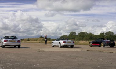 Сток против тюнинга: блогеры свели в гонке три Mazda MX-5 двух поколений