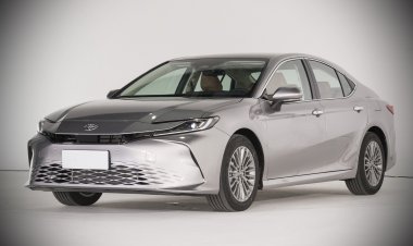 Новая Toyota Camry: базовая негибридная версия и другой салон
