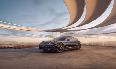 Компания Porsche представила новую Panamera с позолоченным кузовом