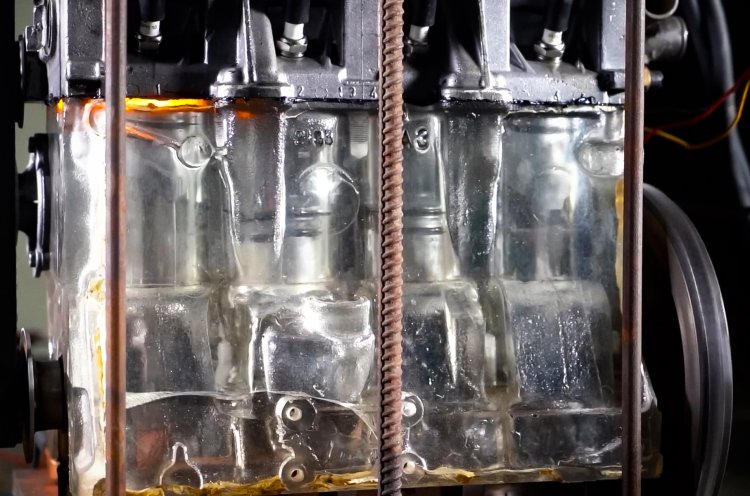 Российские блогеры вновь построили прозрачный двигатель из жидкого стекла и силикона