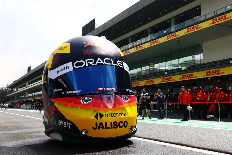 Для Гран-при Мексики сделали автомобиль в виде огромного гоночного шлема