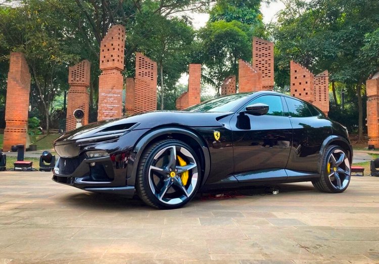 В Москве продают новый кроссовер Ferrari Purosangue за 121 332 400 рублей