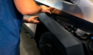 Посмотрите, как легко отрываются расширители колесных арок Tesla Cybertruck