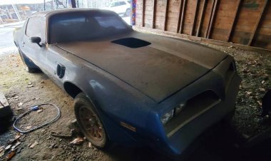В сарае обнаружили Pontiac Trans Am 1978 года выпуска, который простоял на месте 20 лет