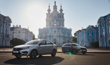 Lada Vesta из автопарка Госдумы смялась в «гармошку» в результате аварии
