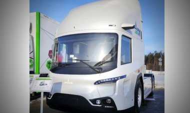 Компания МАЗ показала Александру Лукашенко ходовой макет тягача МАЗ-Х