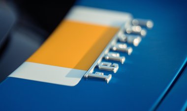 Компания Ferrari показала тизер таинственной новинки