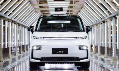 Люксовый минивэн Geely встал на конвейер: официальные снимки