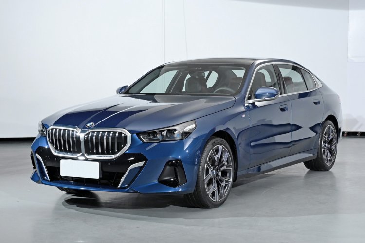 Удлиненный BMW 5-Series выходит на рынок: все цены и комплектации