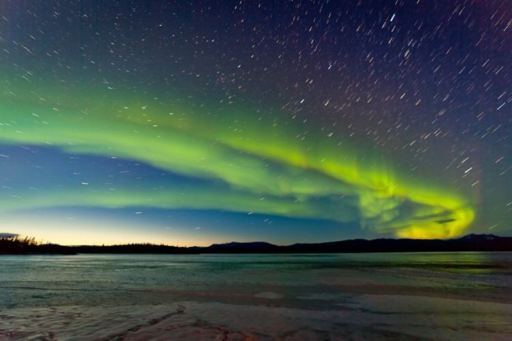 Полярное сияние над замёрзшим озером в Канаде. Источник фото: 123rf.com