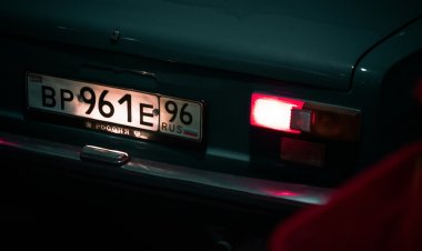 Сотрудники ГИБДД изымают водительские права за установку номерных знаков на боковой части бампера