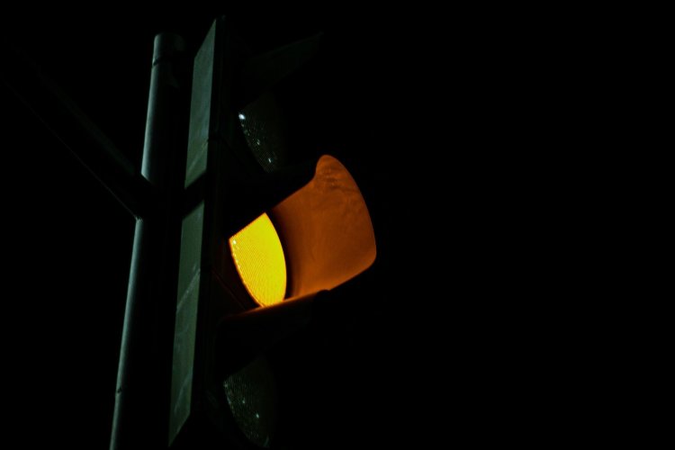 Проезд на желтый сигнал светофора считается нарушением ПДД, за которое предусмотрен штраф