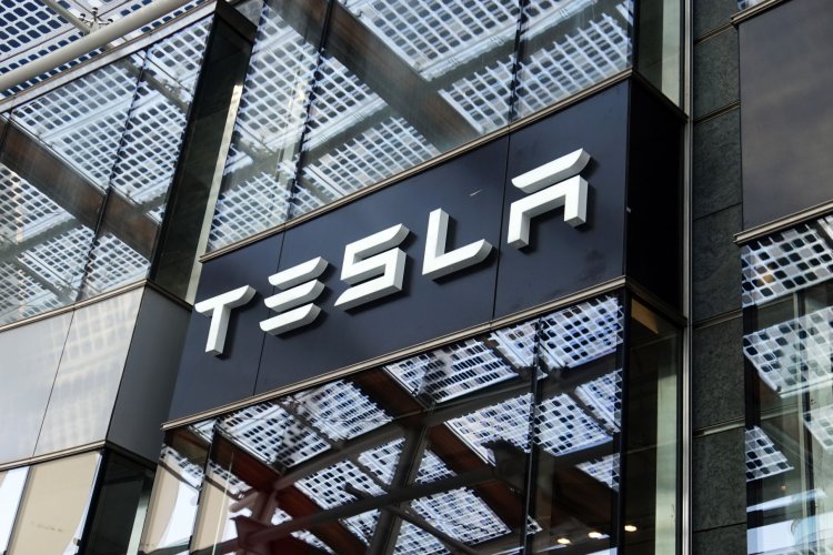 Tesla потеряла звание самого дорогого автомобильного бренда