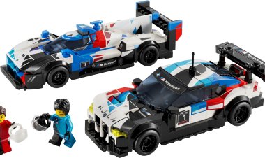 Компания Lego выпустила набор конструктора с двумя гоночными моделями BMW