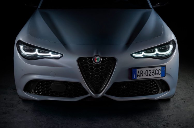 Новую Alfa Romeo Giulia придется ждать еще несколько лет