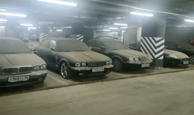 На подземной парковке отеля в Екатеринбурге обнаружили пять заброшенных Jaguar