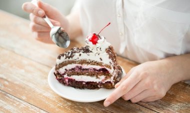 Раскрыта причина тяги одиноких женщин к вредной еде