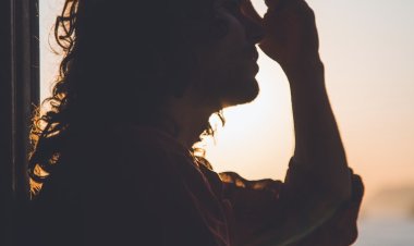 Врач посоветовала пить достаточно воды для сокращения приступа мигрени