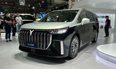 Минивэн Voyah превратился в кинотеатр на колесах