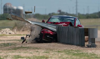 Электрокар Tesla Model 3 ударили об отбойник на скорости 100 км/ч