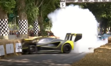 Единственный в мире электрический суперкар Lotus Evija X разбили в начале гонки