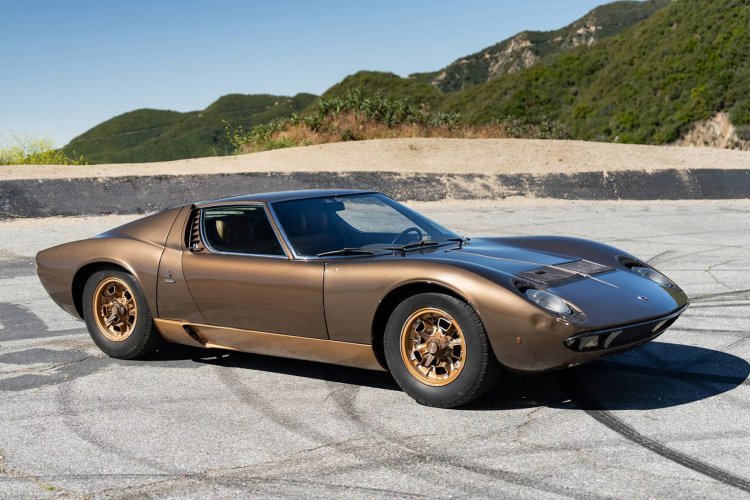 На продажу выставят Lamborghini Miura, который с 80-х годов выполнял роль мебели