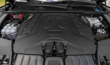 Компания Porsche испытывает сложности с отказом от ДВС из-за клиентов