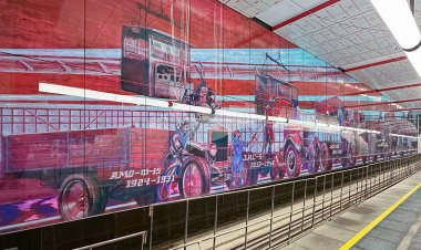 В московском метро появилось 45-метровое панно с грузовиками ЗиЛ: фото