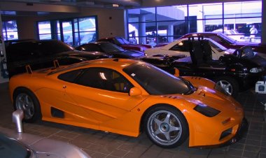 В Сети опубликовали фотографии роскошного автопарка султана Брунея